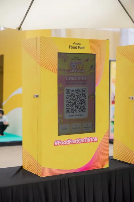 Máy phát mẫu với màn hình mã QR