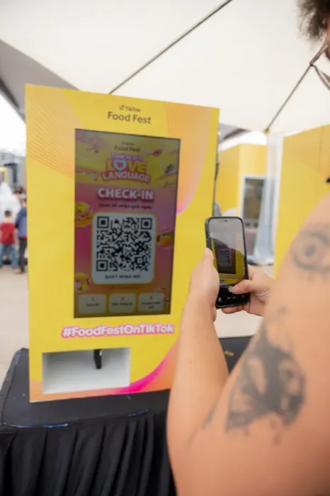 Khách quét QR check-in trên máy
