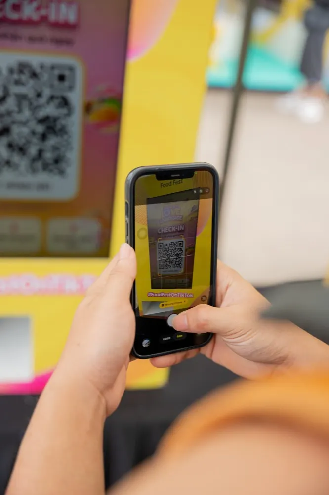 Khách quét QR trên máy