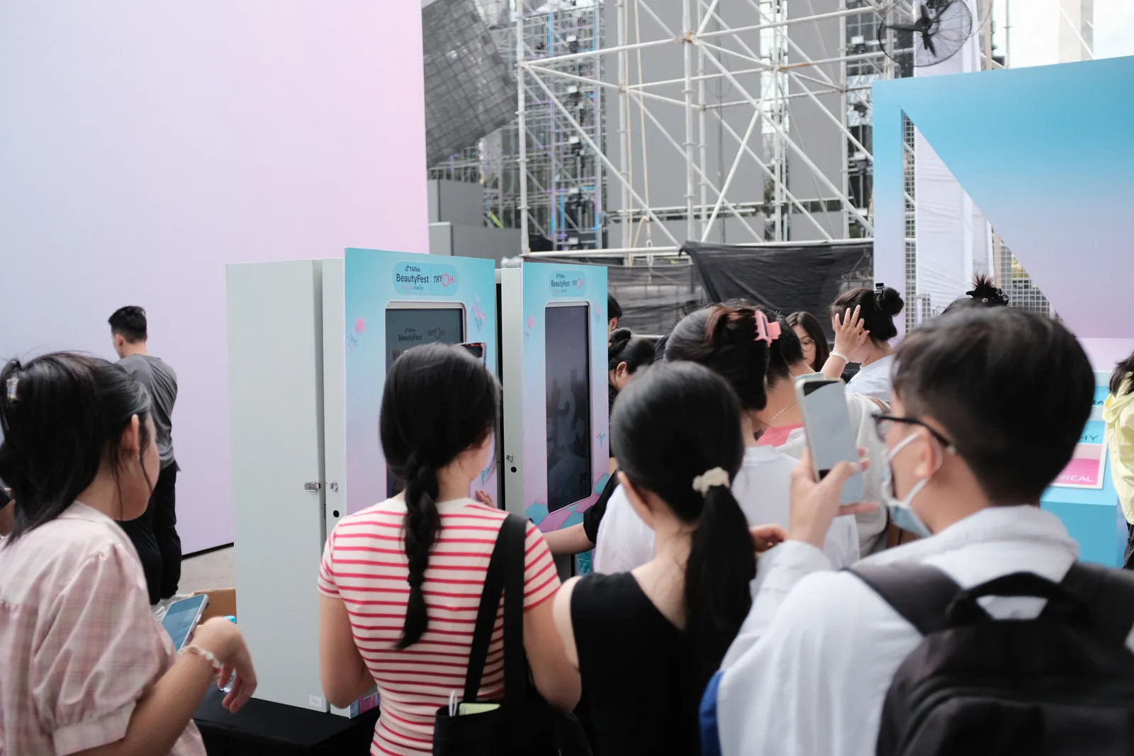 Khách xếp hàng nhận mẫu tại TikTok Beauty Fest