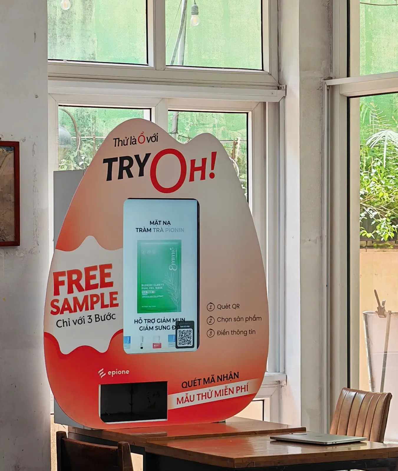 Máy phát mẫu đặt cạnh cửa sổ quán cà phê