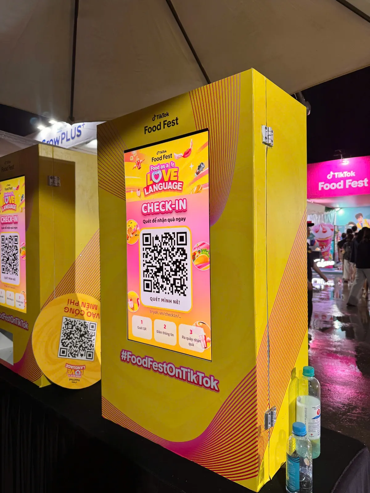 Bảng QR check-in và hàng người tại TikTok Food Fest