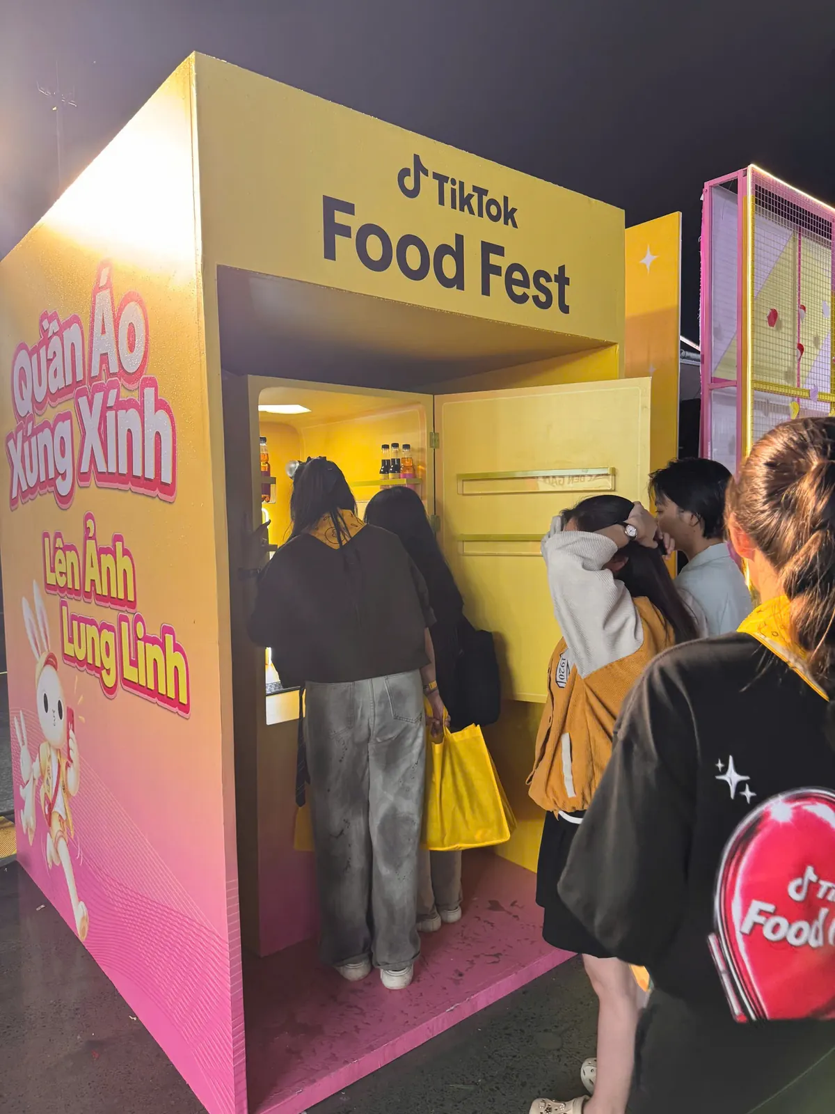 Khách xếp hàng chụp ảnh tại trạm Smart Booth, TikTok Food Fest